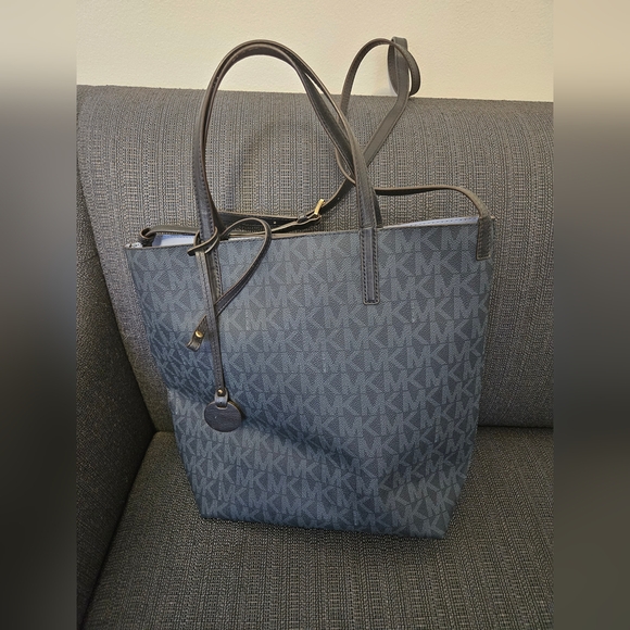 Michael Kors Jet Set Charm Tote - Picture 2 of 6